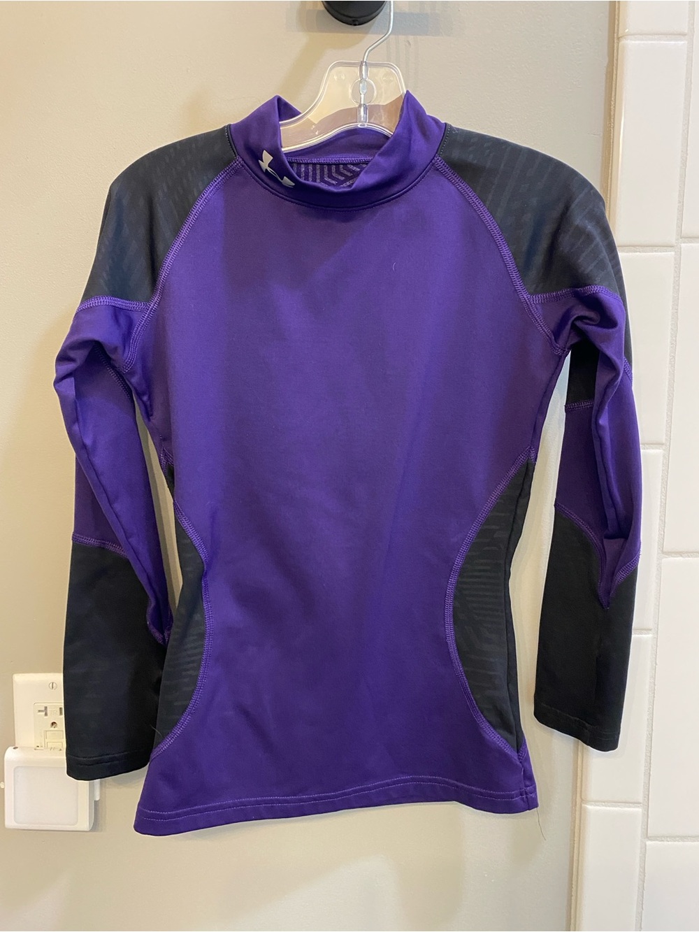 Under Armour Cold Gear Long-Sleeve Shirt / Size Youth Small / EUC